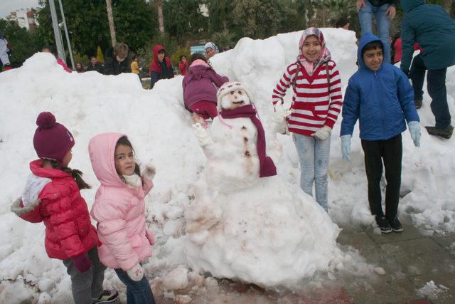 Erdemli'de çocuklara karne hediyesi 50 kamyon kar