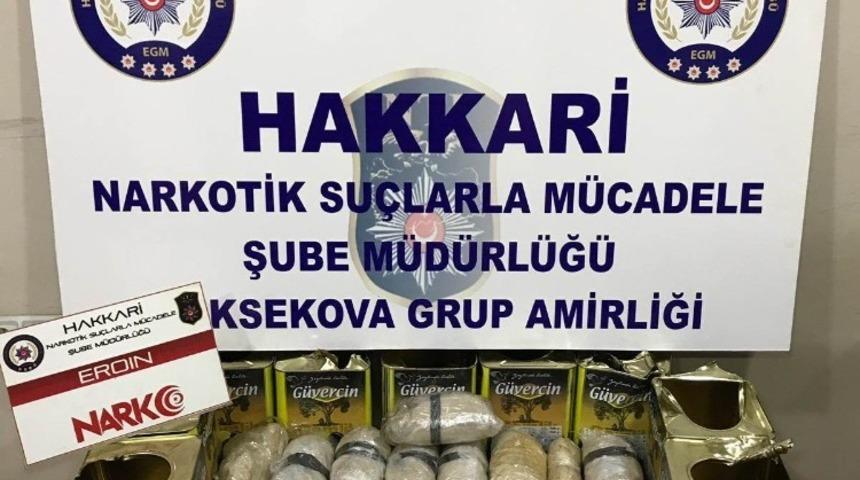 Zeytin tenekelerinin i&ccedil;erisinde 15 kilo 929 gram eroin ele ge&ccedil;irildi