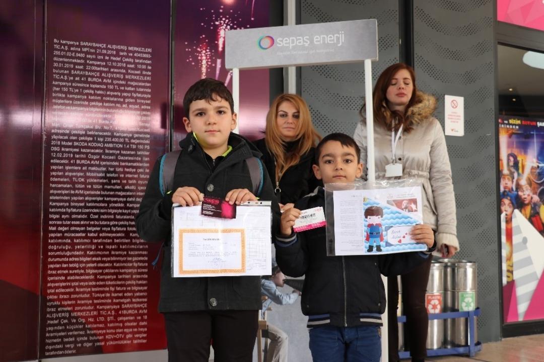 Karnesini getiren &ccedil;ocuklar &uuml;cretsiz sinema biletini kaptı