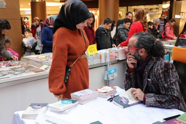 Yazar Sinan Yağmur, Nissara AVM’de imza ve söyleşi gününe katıldı