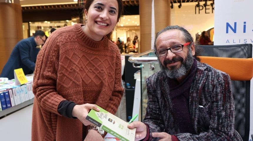 Yazar Sinan Yağmur, Nissara AVM&rsquo;de imza ve s&ouml;yleşi g&uuml;n&uuml;ne katıldı