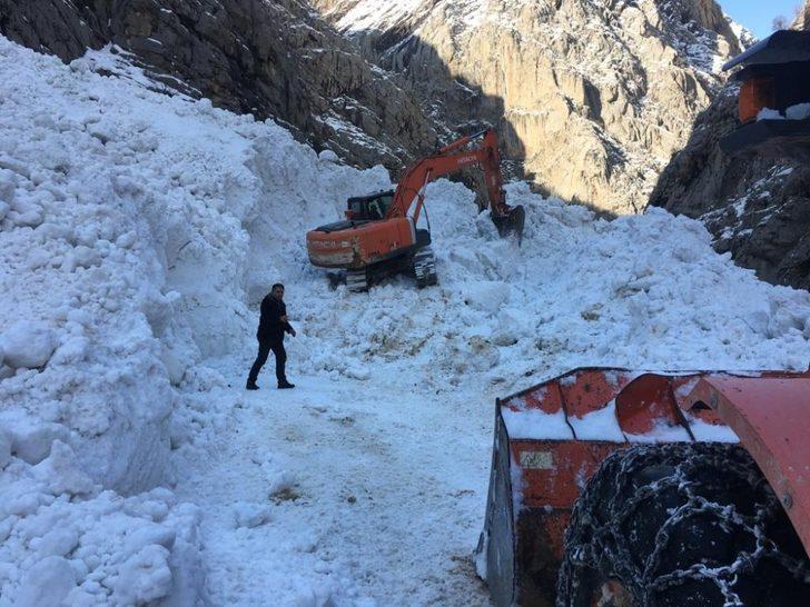 Batman’da çığ düşmesi sonucu kapanan köy yolu ulaşıma açıldı G1