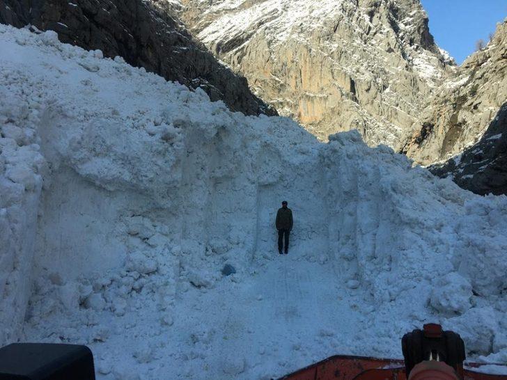 Batman’da çığ düşmesi sonucu kapanan köy yolu ulaşıma açıldı G2