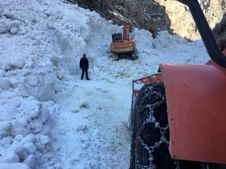 Batman’da çığ düşmesi sonucu kapanan köy yolu ulaşıma açıldı G3