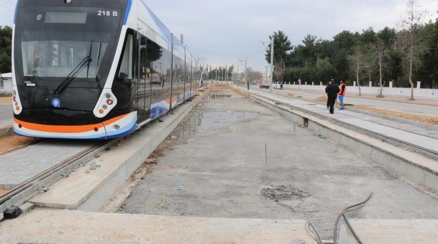 3. Etapta vagonlar raylara indi