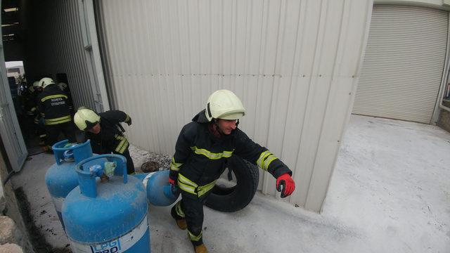 Tanker fabrikasında çıkan yangında, işçilerin dikkati faciayı önledi