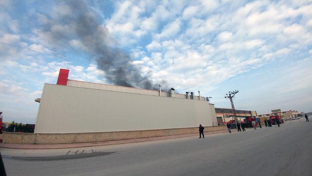 Tanker fabrikasında çıkan yangında, işçilerin dikkati faciayı önledi