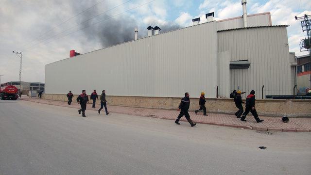 Tanker fabrikasında çıkan yangında, işçilerin dikkati faciayı önledi