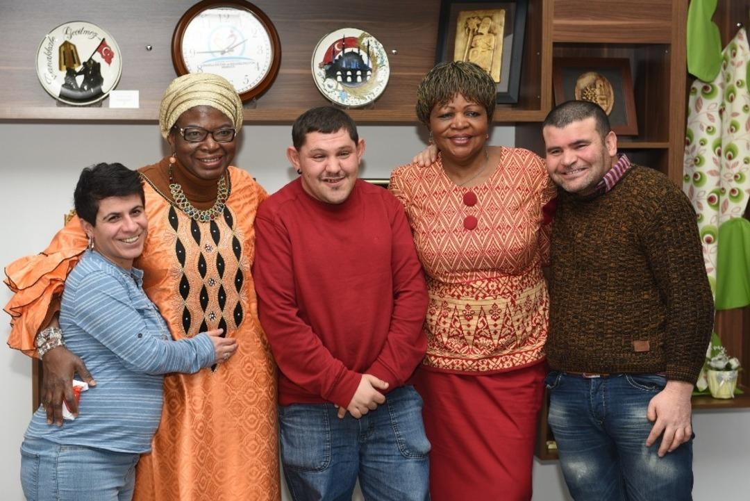 Afrikalı b&uuml;y&uuml;kel&ccedil;i eşlerinden &Ccedil;orum ziyareti