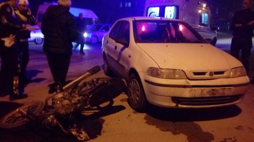 Otomobille &ccedil;arpışan motosikletli yaralandı
