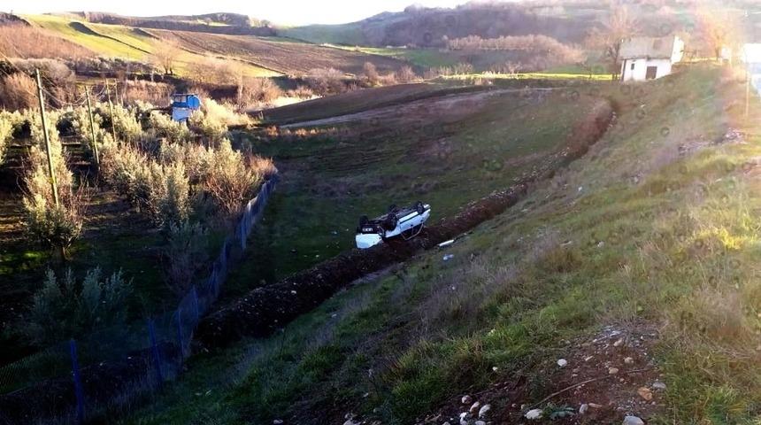 Otomobil şarampole yuvarlandı