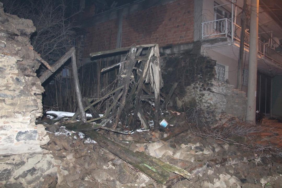 Kula&rsquo;da bah&ccedil;e duvarı yıkıldı