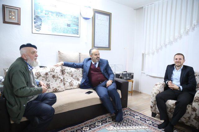Bursalı 71 yaşındaki Esender, ziyaretine gelen Başkan Aktaş'a gitarıyla şarkı söyledi