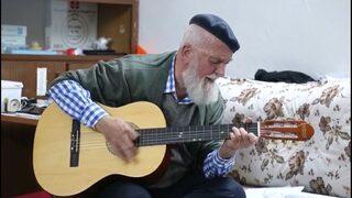 72 yaşındaki Mehmet Dede'den Başkan Akşan'a gitar resitali