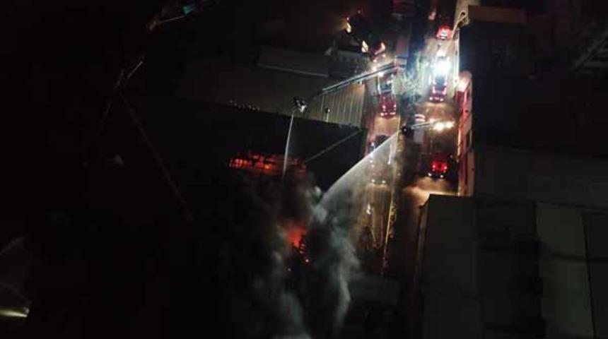 İstanbul'da korkutan yangın! Fabrika alevler i&ccedil;inde kaldı