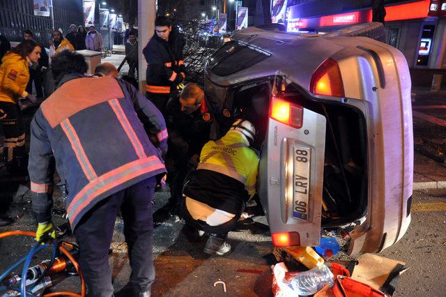 Takla atan otomobil, polis araçlarına çarptı: 1'i polis, 4 yaralı