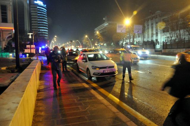 Ankara'da 6 araçlı zincirleme kaza: 1 yaralı