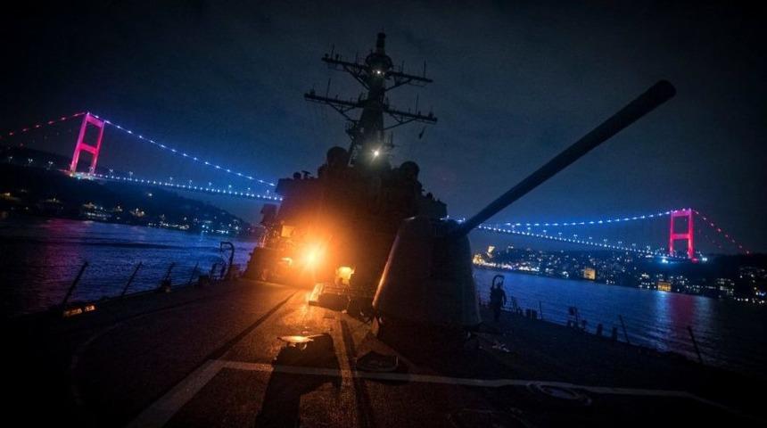 Amerikan Donald Cook destroyeri gece yarısı İstanbul Boğazı'ndan ge&ccedil;ti!