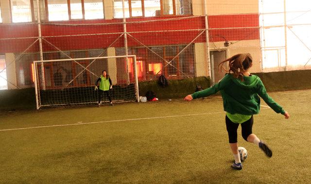 Bitlis'in Tatvan ilçesinde kadın futbol takımı kuruldu