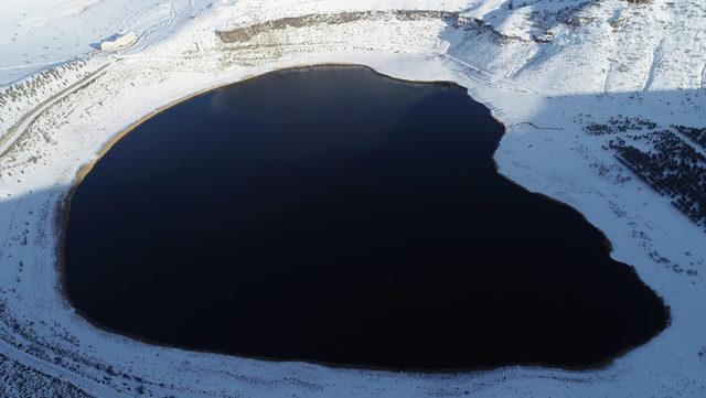 Kapadokya'nın 'kalbi' Narlı Göl'de kış güzelliği