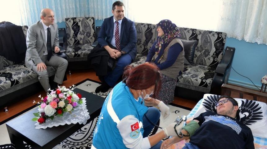 İl Sağlık M&uuml;d&uuml;r&uuml; Bilge&rsquo;den ev ziyareti