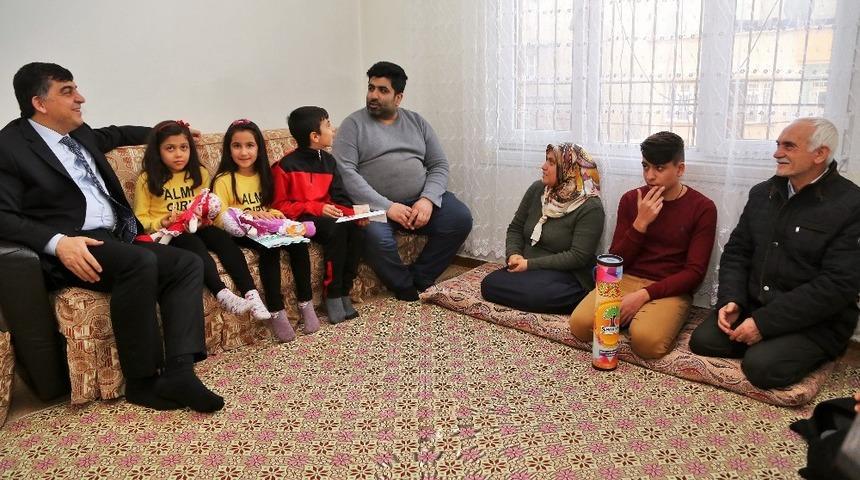 Fadıloğlu, yetim &ccedil;ocukların karne sevin&ccedil;lerine ortak oldu