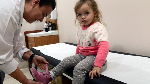 Sağ ayağına, 3 yaşında ilk kez ayakkabı giydi