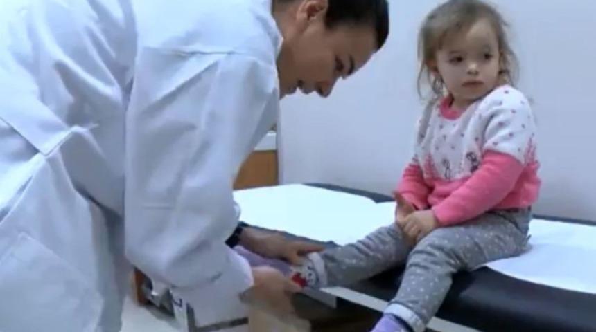 Makrodaktili hastası küçük Esma ilk kez ayakkabı giydi!