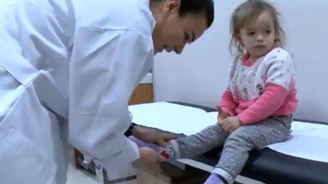 Makrodaktili hastası küçük Esma ilk kez ayakkabı giydi!