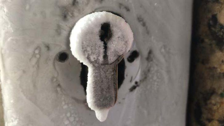 Soğuklarla baş edemeyince caddede bunu yaptılar... G2