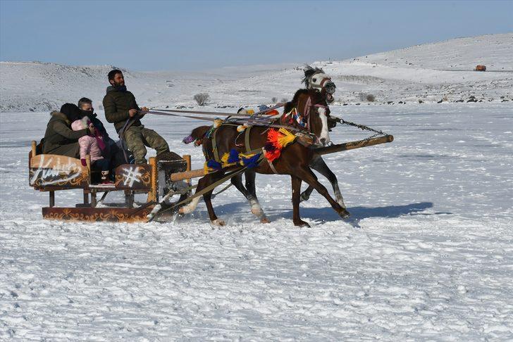 Buz tutan Çıldır Gölü'ne turistler akın etti G1