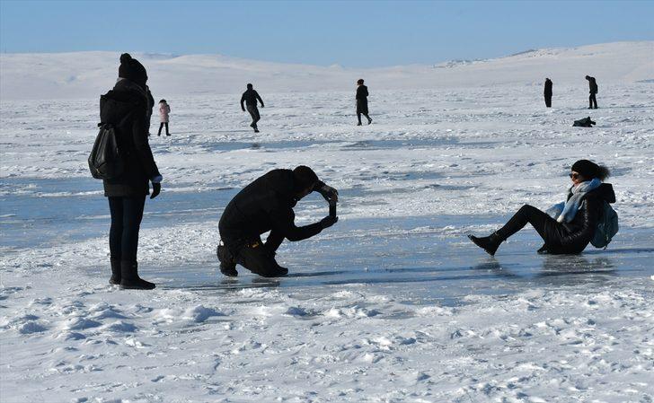 Buz tutan Çıldır Gölü'ne turistler akın etti G2
