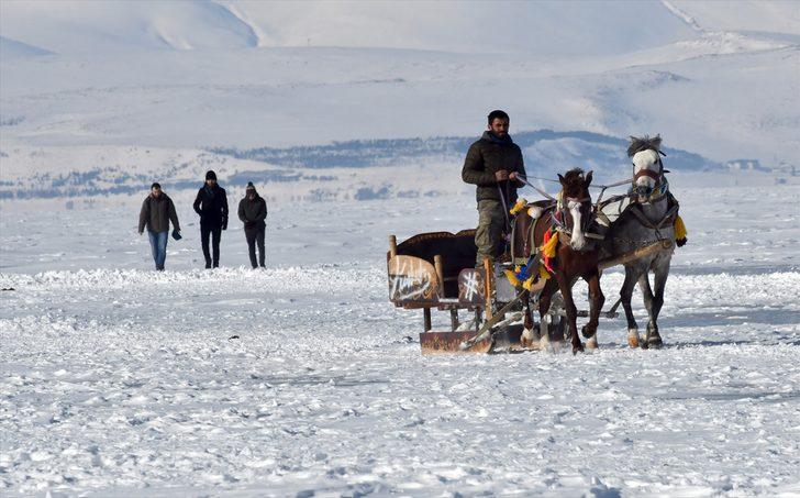 Buz tutan Çıldır Gölü'ne turistler akın etti G3