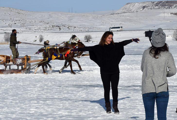 Buz tutan Çıldır Gölü'ne turistler akın etti G4