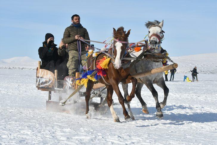 Buz tutan Çıldır Gölü'ne turistler akın etti G5