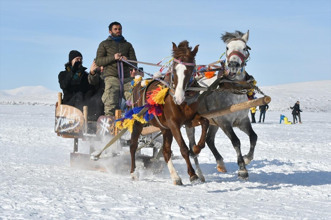 Buz tutan &Ccedil;ıldır G&ouml;l&uuml;'ne turistler akın etti