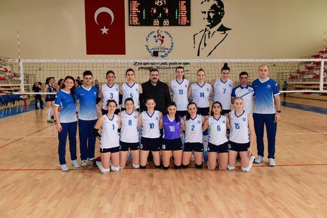 Rektör Çomaklı’dan Bayan Voleybol Takımına moral ziyareti