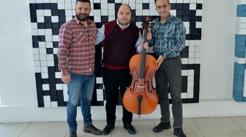 İki Elin Sesi Var &ccedil;ocuk korosuna enstr&uuml;man bağışı