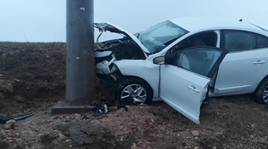 Otomobil elektrik direğine &ccedil;arptı: 2 Yaralı