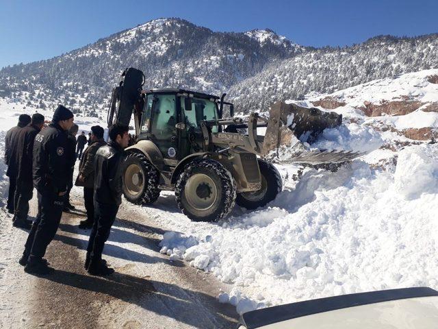 Seyhan Belediyesi Tufanbeyli’de kapanan yolları ulaşıma açıyor