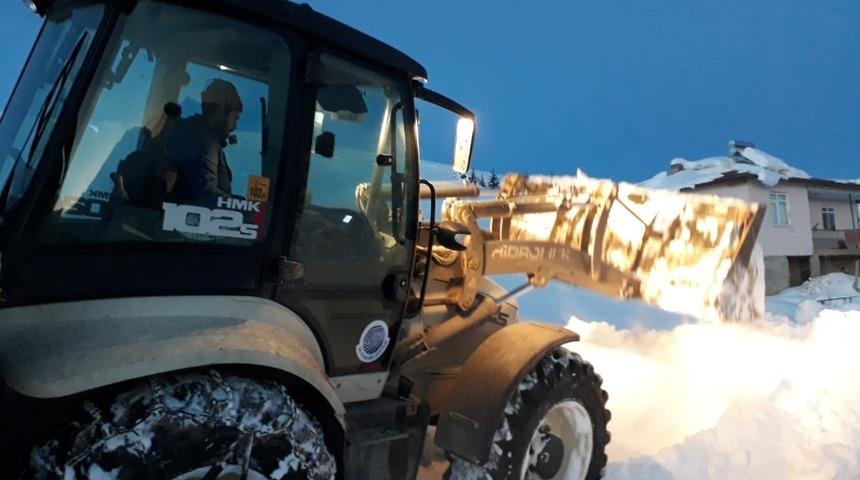 Seyhan Belediyesi Tufanbeyli&rsquo;de kapanan yolları ulaşıma a&ccedil;ıyor