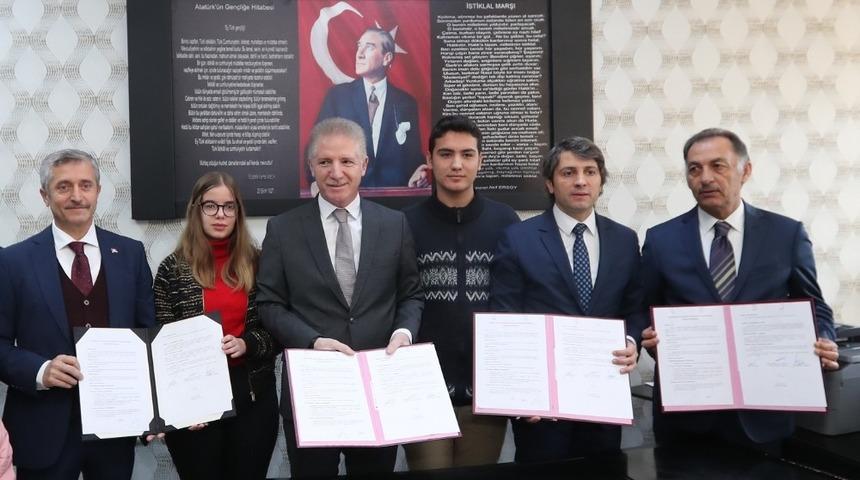 Vali G&uuml;l ve Tahmazoğlu, 60 okul i&ccedil;in Z-K&uuml;t&uuml;phane protokol&uuml; imzaladı