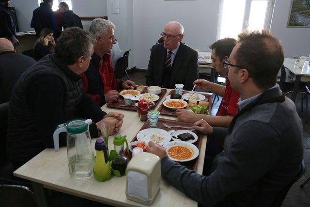 Kazım Kurt demir döküm fabrikası işçilerini ziyaret etti