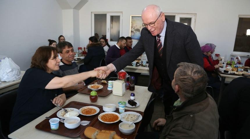 Kazım Kurt demir d&ouml;k&uuml;m fabrikası iş&ccedil;ilerini ziyaret etti