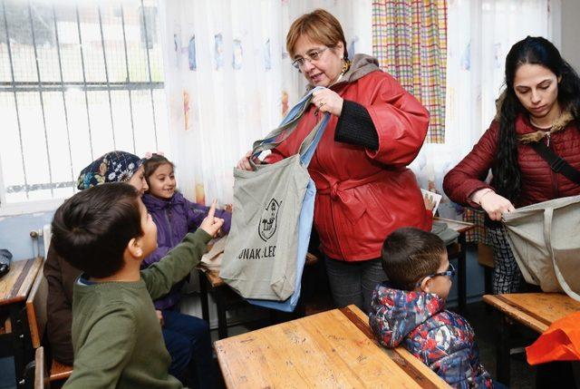 Öğrencilere kitap, annelere bez torba