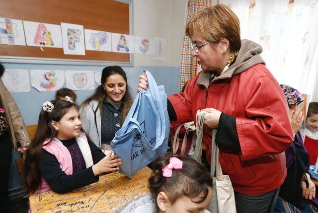 Öğrencilere kitap, annelere bez torba