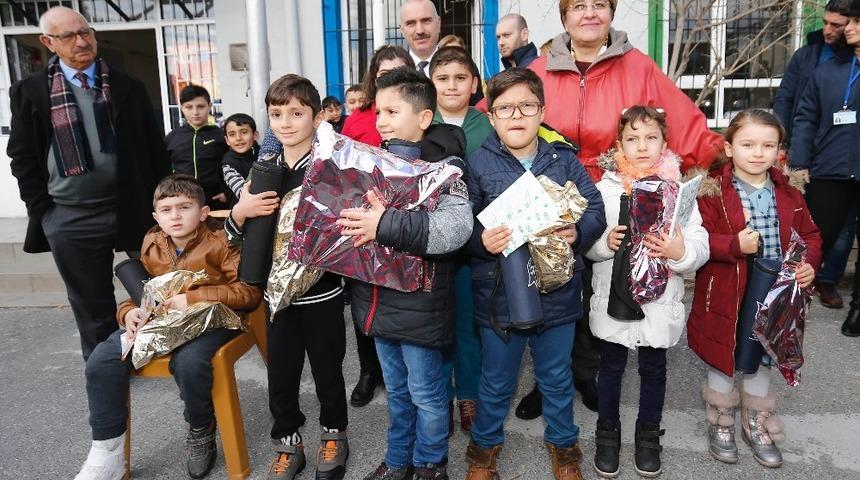 &Ouml;ğrencilere kitap, annelere bez torba