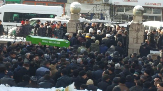 Tıp öğrencisi kardeşini kalbinden bıçaklayıp öldürdü, annesini yaraladı