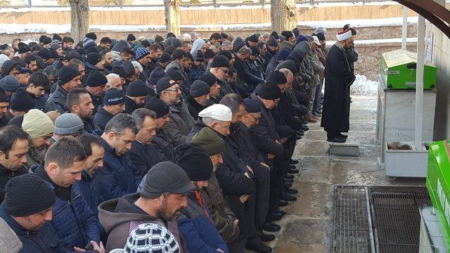 Tıp öğrencisi kardeşini kalbinden bıçaklayıp öldürdü, annesini yaraladı