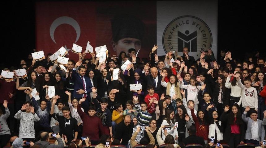 2 bin &ouml;ğrenci başarı belgelerini Yaşar&rsquo;dan aldı